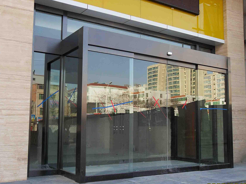 近百年匯國際性酒店式公寓鋁合金邊框玻璃自動門實(shí)例
